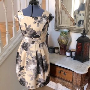 Size 6 Floral Midi Dress No Label Cream Colored